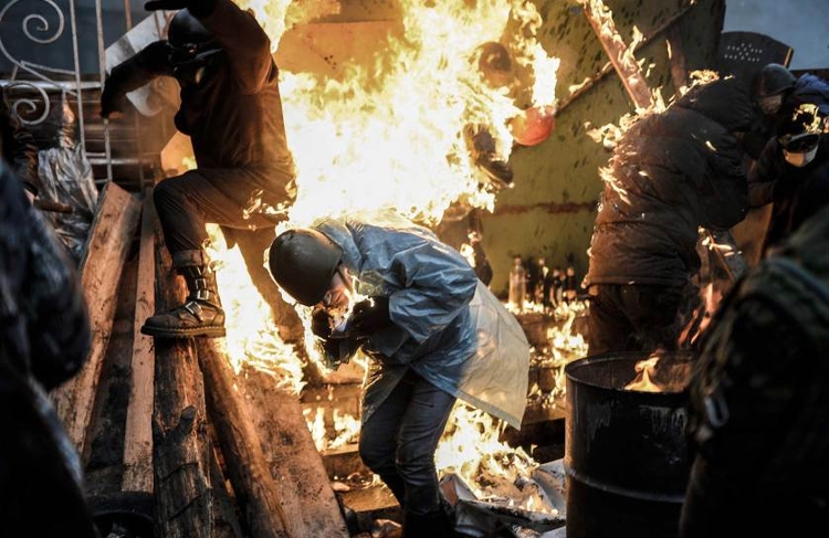 fot. Bulent Kilic / AFP / Getty Images / 20 lutego 2014
Protestujący w Kijowie usiłują ugasić swoje ubrania